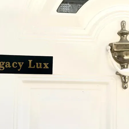 Legacy Lux By The Airport & Beach Apartment *